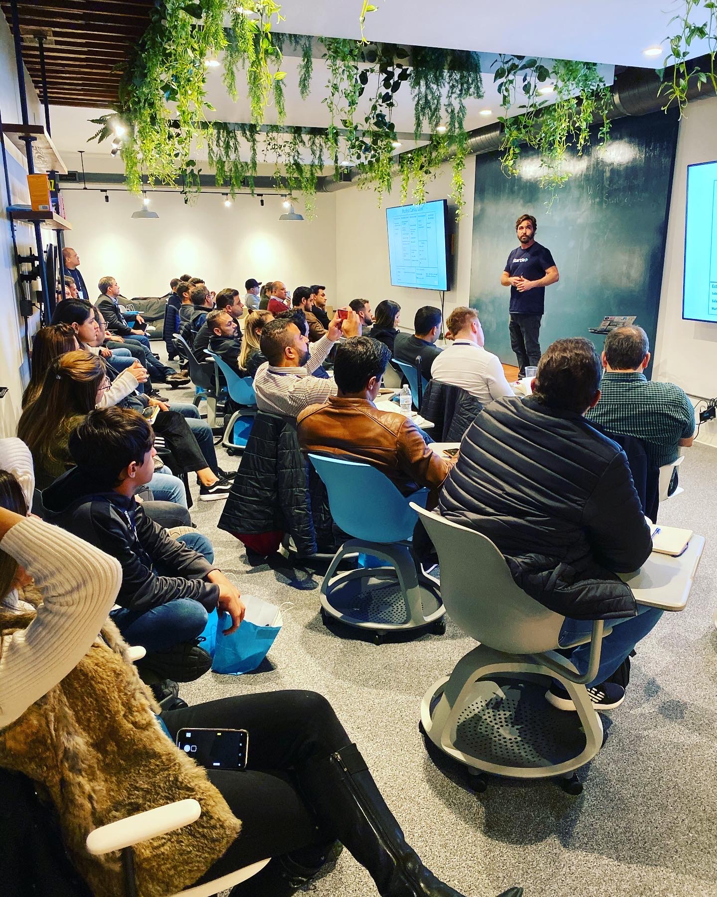 Speaking to a full room at a StartSe session